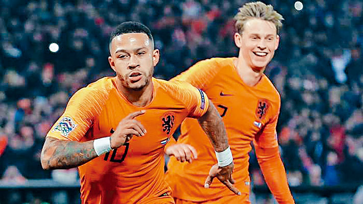 ■橙軍靠迪比（左）及法蘭基迪莊分別於攻守擔旗，惟前者缺拍檔獨力難支。