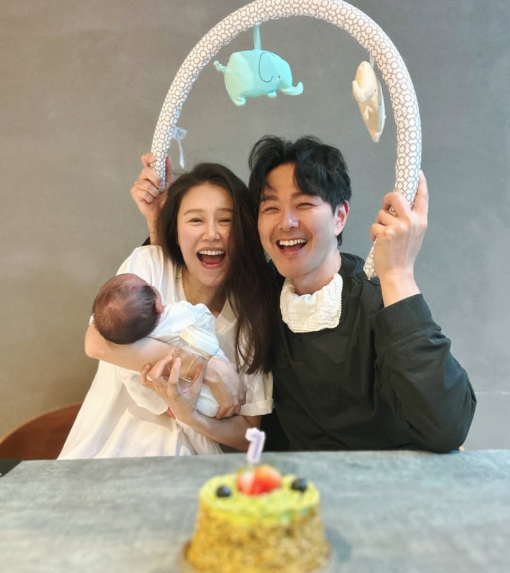 黃翠如上載一家三口最新照片,賀兒子滿月及和蕭正楠結婚7周年。 黃翠如上載一家三口最新照片,賀兒子滿月及和蕭正楠結婚7周年。