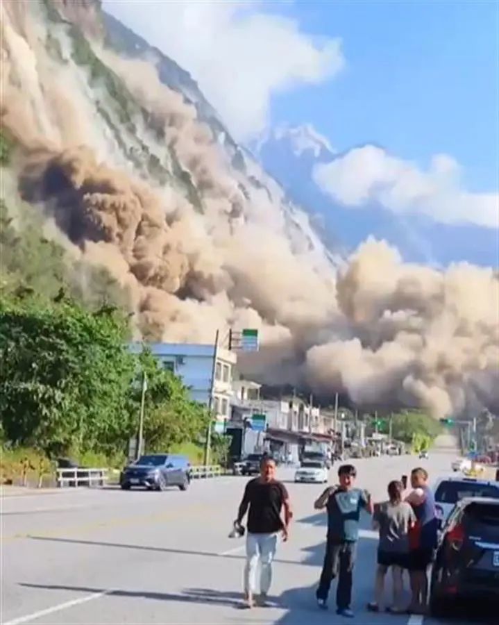 台湾花莲地震，山石崩塌场景。