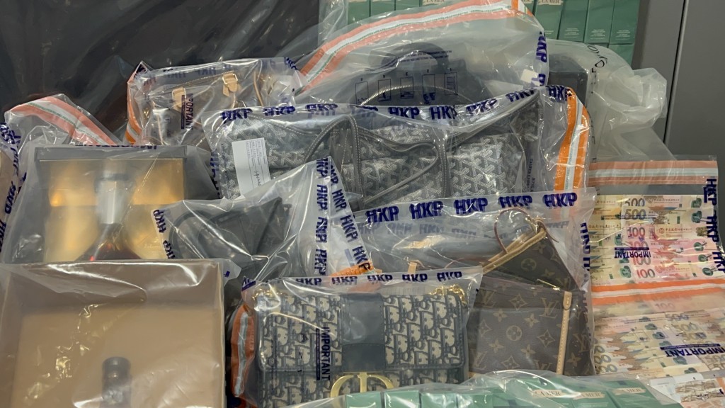 警方在單位內檢獲大批懷疑贓物，包括名貴手錶、護膚品、酒、保健食品、演唱會門票及大量遊戲卡等。