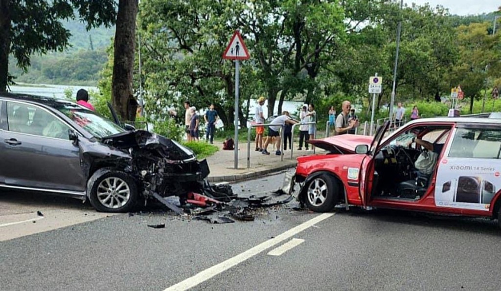 兩車車頭嚴重損毀。fb：馬路的事 (即時交通資訊台)