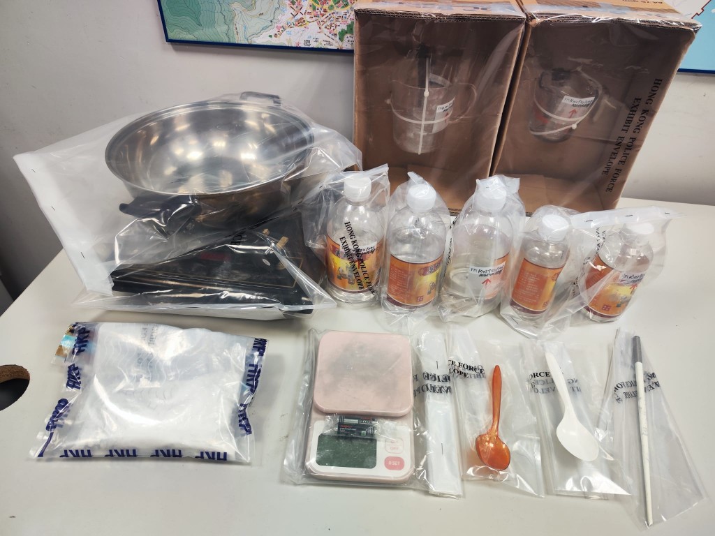 警方检获制成电子烟弹的材料及工具。警方提供