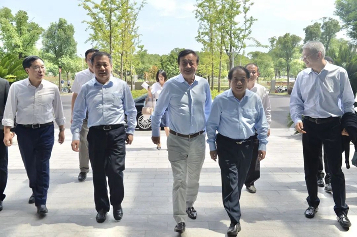 任正非（圖中）上月到訪上海交通大學，談人才培養計劃。（交通大學圖片）