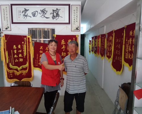 陈志健（右）在「让爱回家」义工多番帮助下，终于回港与家人团聚。网图