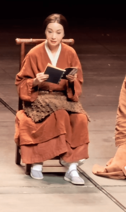毛舜筠在謝幕時感觸落淚，手持劇本向全場觀眾剖白心聲。