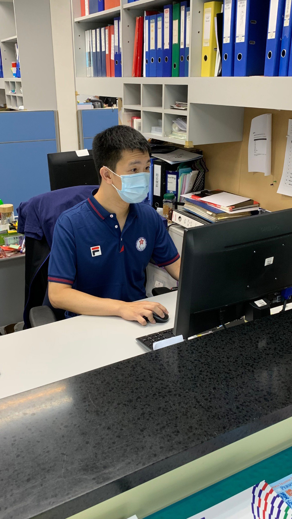 現時蘇樺偉擔任行政助理,工作性質與以往大有不同,不變的是全力以赴的態度。(照片由香港殘疾人奧委會暨傷殘人士體育協會提供)
