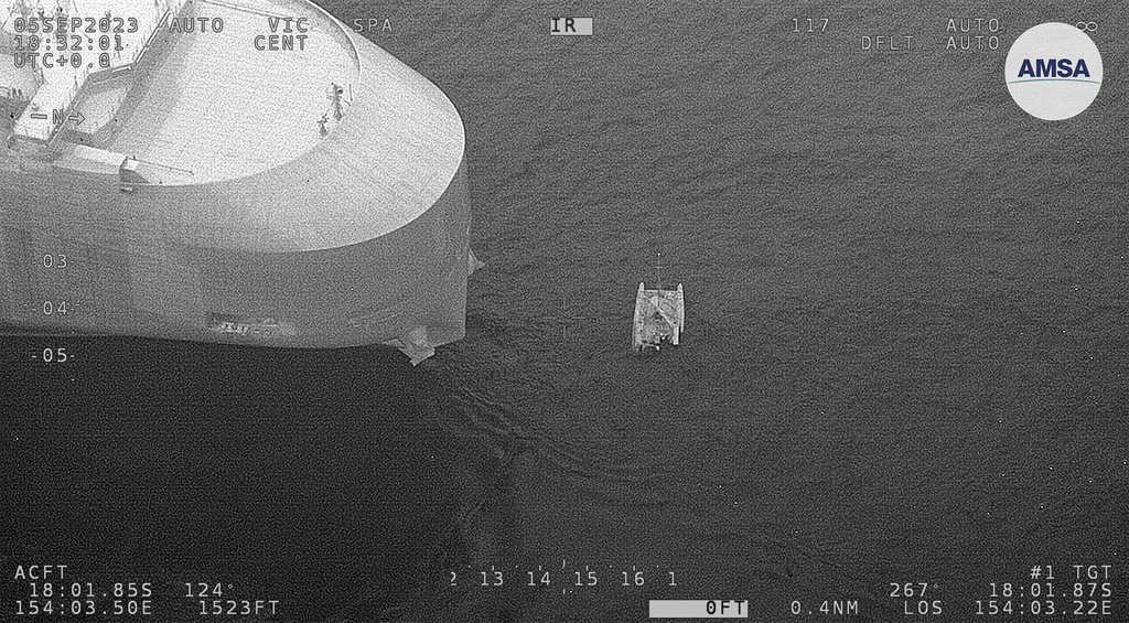 充氣雙體船船尾損毀。美聯社