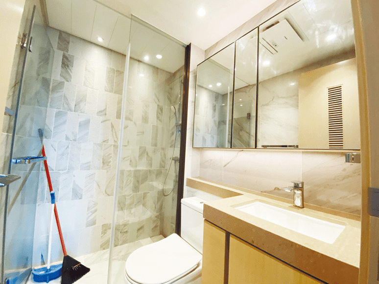浴室設有玻璃門分隔淋浴間，達到乾濕分離效果。
