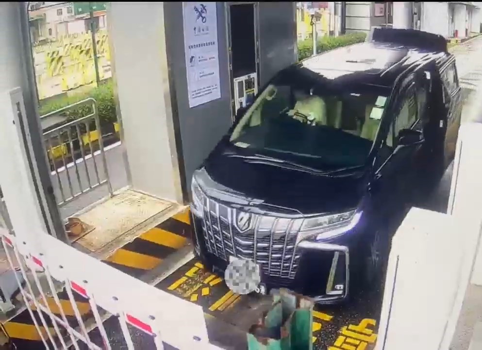 海關關員在該車內查獲化妝品、衣物鞋靴、手機、啤酒等共117件。微博@海關發布 海關關員在該車內查獲化妝品、衣物鞋靴、手機、啤酒等共117件。微博@海關發布