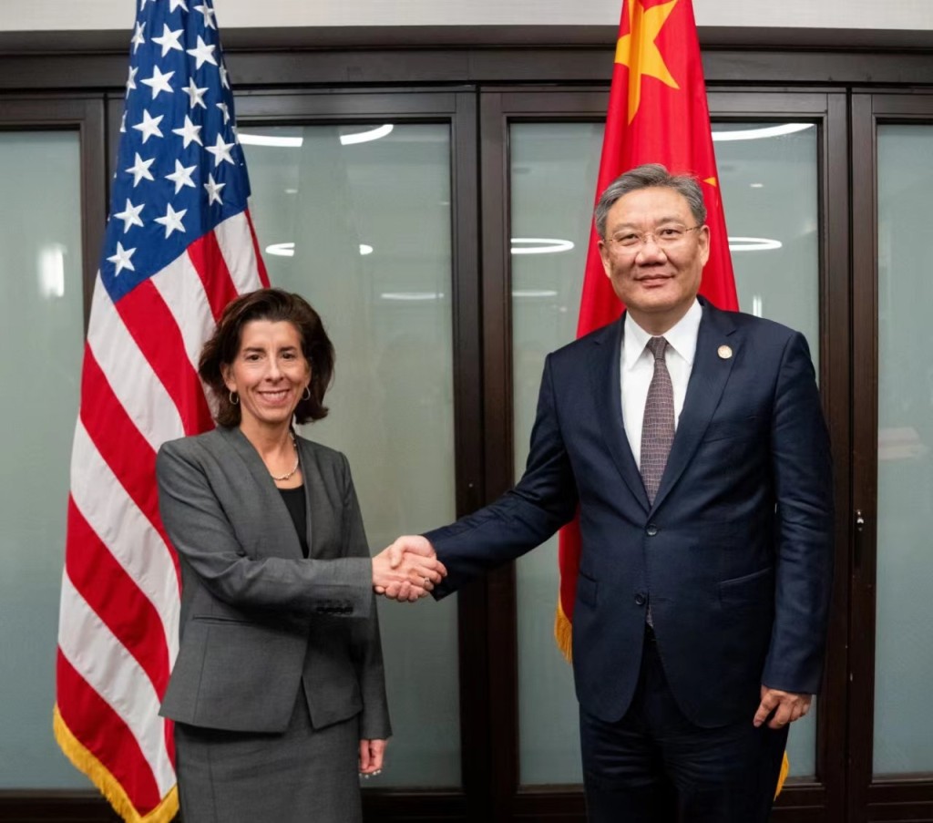 商务部部长王文涛与美国商务部长雷蒙多举行会谈。