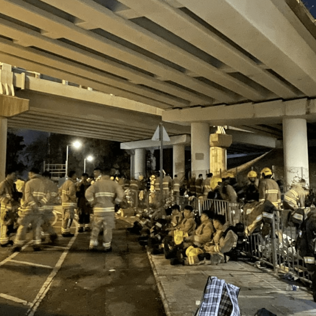 部分消防員趁輪候間隙，席地而坐閉目休息，亦有披上保溫毯取暖，爭取每一刻恢復體力再投入救援。facebook專頁「彩虹串燒專門店」