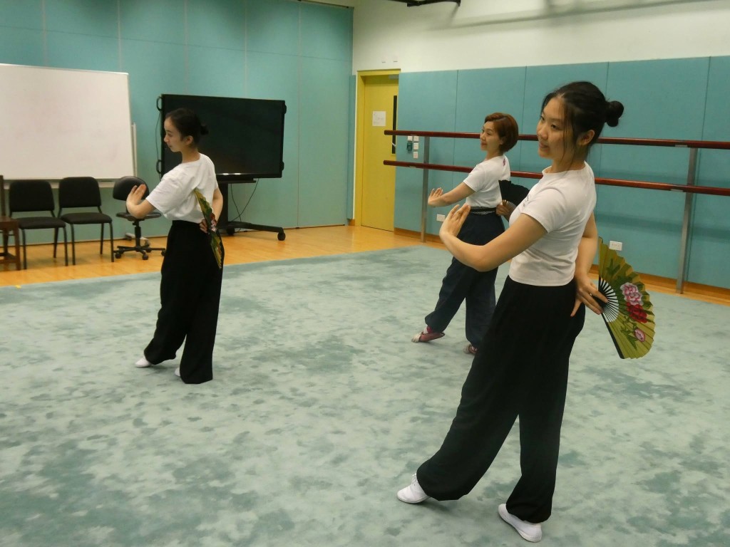 陳頌瑛表明，將來收生仍會以學生質素為重要考慮。圖為學院學生排練舞扇。