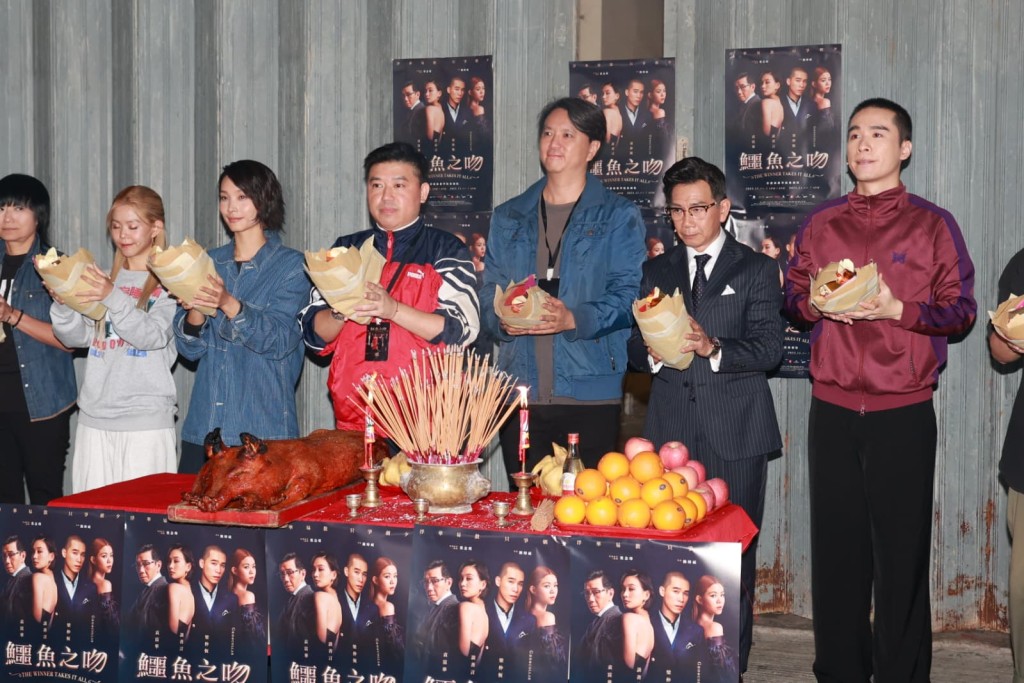 《鱷魚之吻》台前幕後拜神求順利。 《鱷魚之吻》台前幕後拜神求順利。