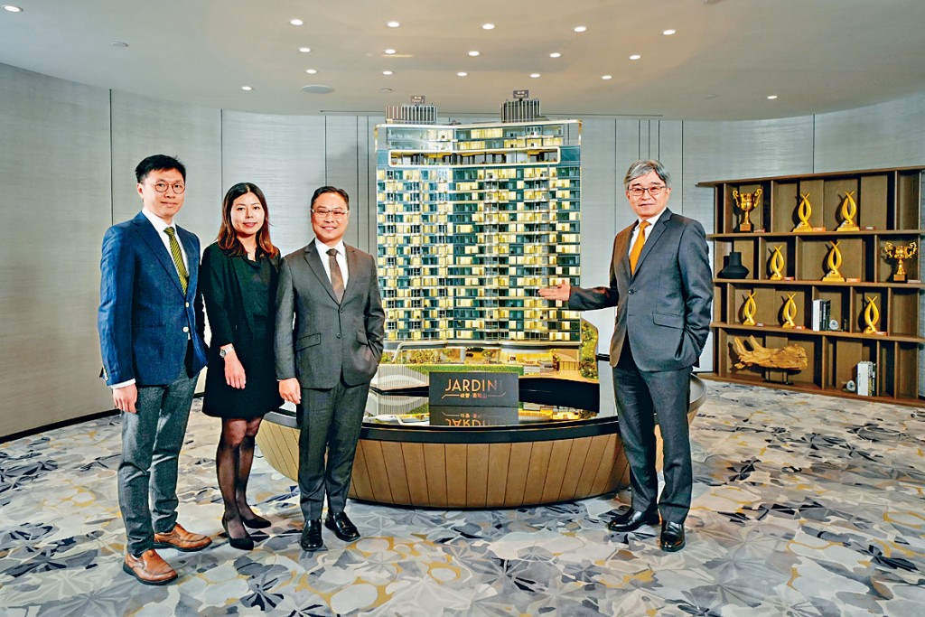 中信泰富李肇文表示,項目接獲不少準買家查詢,包括傳統富豪及內地用家。右一為李偉明。