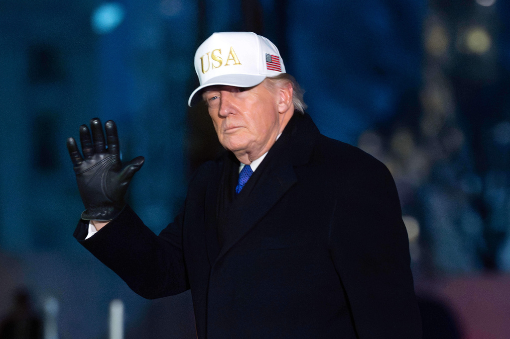 美國眾議院周二以217票對214票,驚險通過總額約1.2萬億美元的政府撥款方案,為結束近日出現的部分政府停擺鋪路,法案已送交總統特朗普簽署。美聯社 美國眾議院周二以217票對214票,驚險通過總額約1.2萬億美元的政府撥款方案,為結束近日出現的部分政府停擺鋪路,法案已送交總統特朗普簽署。美聯社