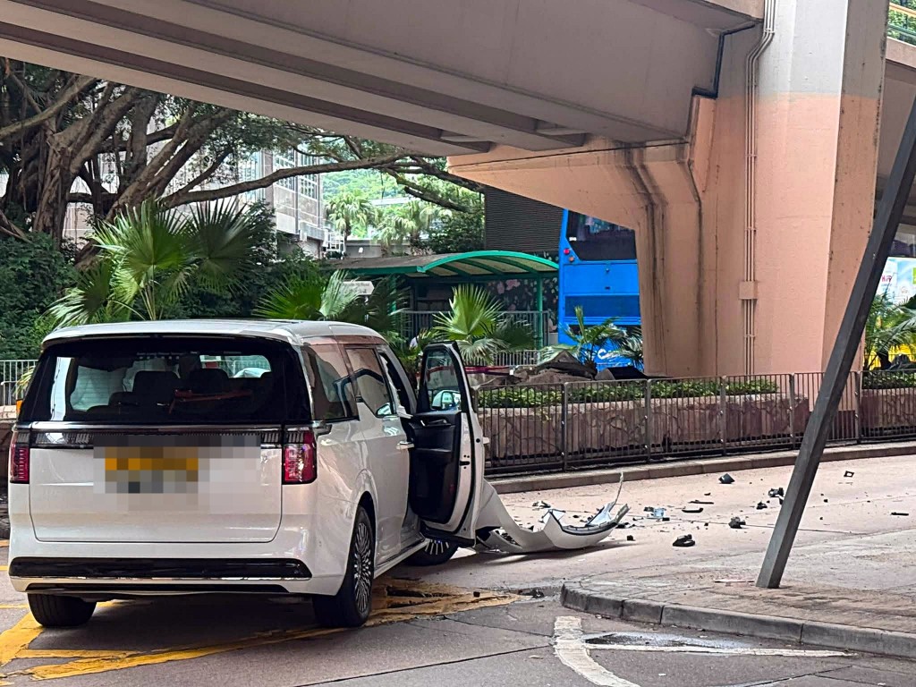跑馬地發生七人車撼Tesla意外。fb： 馬路的事討論區  