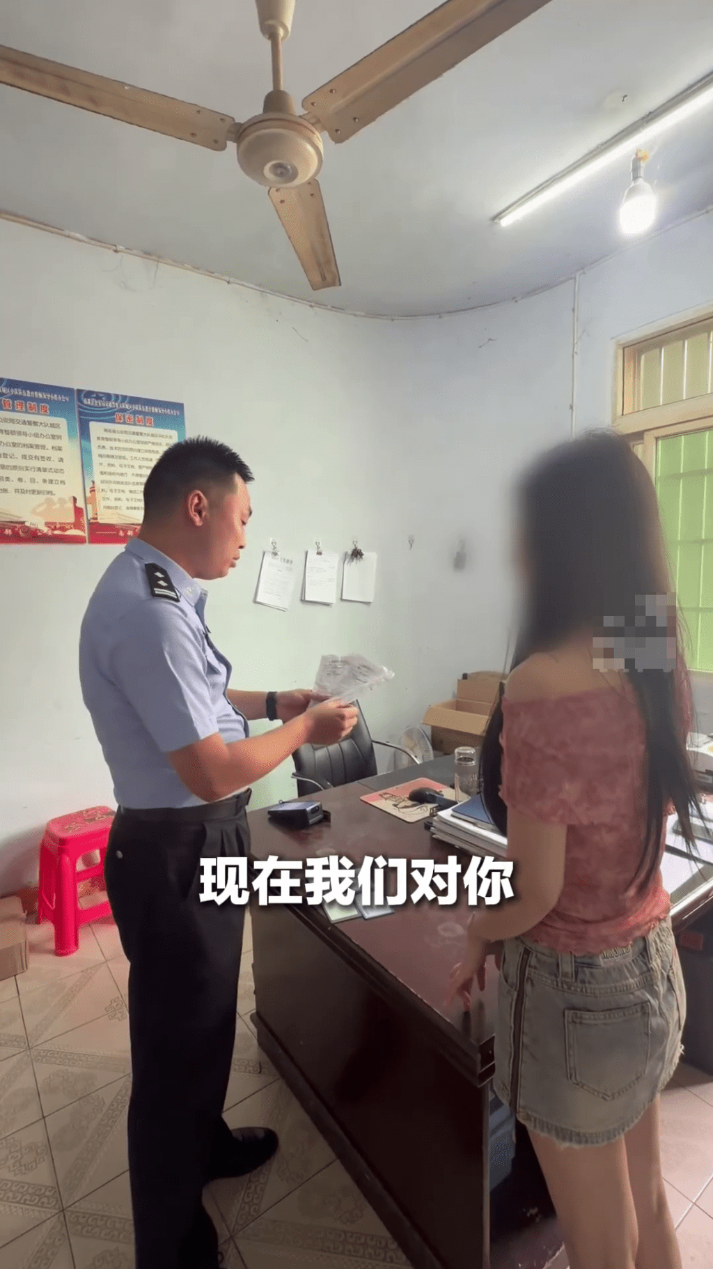 女網紅遭交警傳召開罰單並罰站訓話。 女網紅遭交警傳召開罰單並罰站訓話。