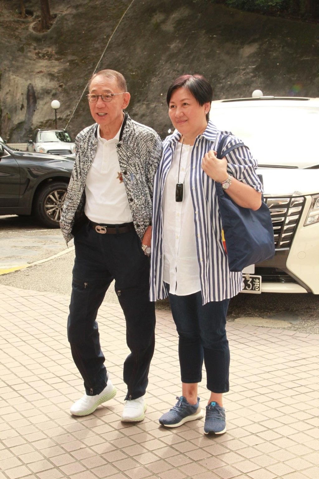 老闆楊受成與太太再到醫院探望任達華。
