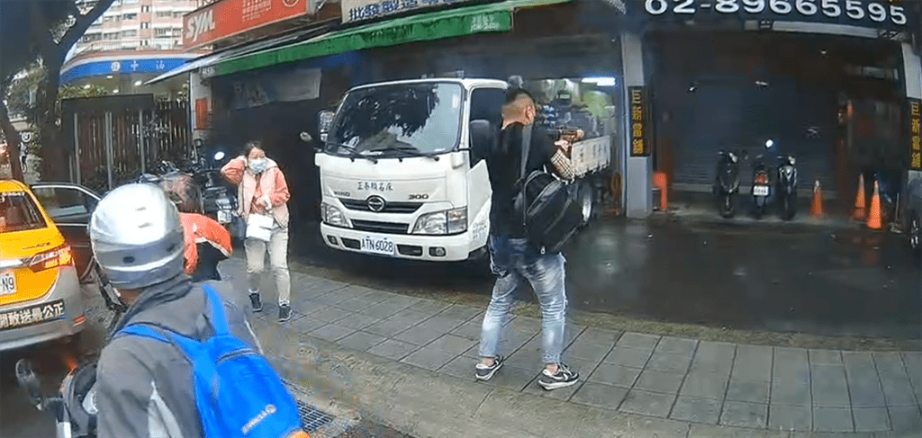 17歲少年在台灣街頭開槍掃射。