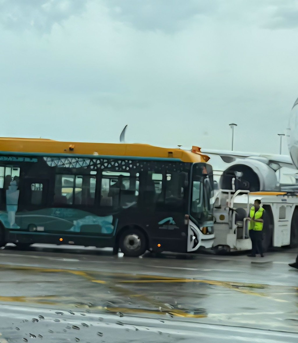一輛機場無人駕駛巴士今日在禁區範圍內與一輛飛機牽引車發生碰撞。fb「香港交通及突發事故報料區」圖片 一輛機場無人駕駛巴士今日在禁區範圍內與一輛飛機牽引車發生碰撞。fb「香港交通及突發事故報料區」圖片