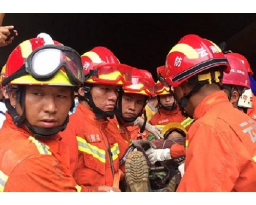 救援人員成功救出被困住50多小時的9名工人。 網上圖片
