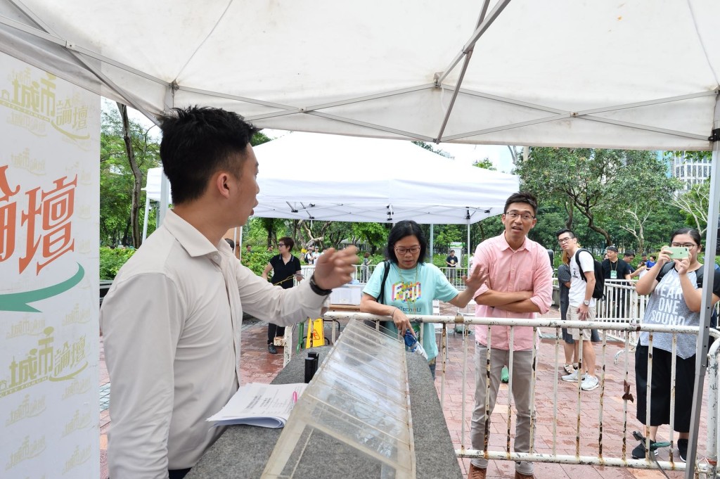 蘇敬恆反駁李梓敬，表示不可能預先知道觀眾對議題的立場。