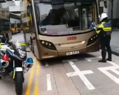 有巴士車長今早在中環落客時,因部分車身未有「埋正站」而被抄牌。影片截圖