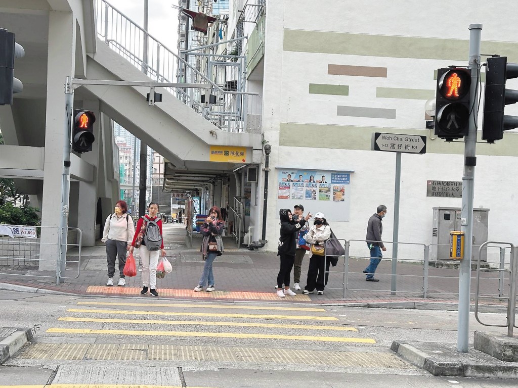 行人过路交通灯辅助红灯