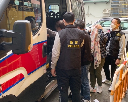 警方荃灣搗破一非法賭檔，6人被拘捕。