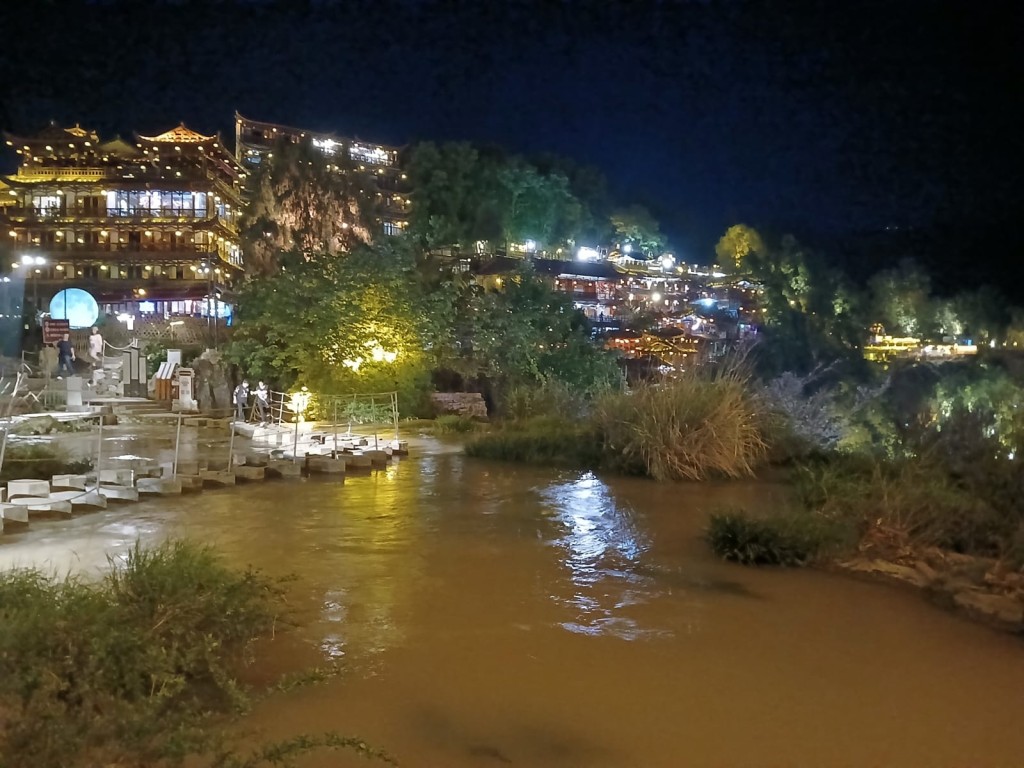 河流和瀑布穿梭芙蓉鎮。