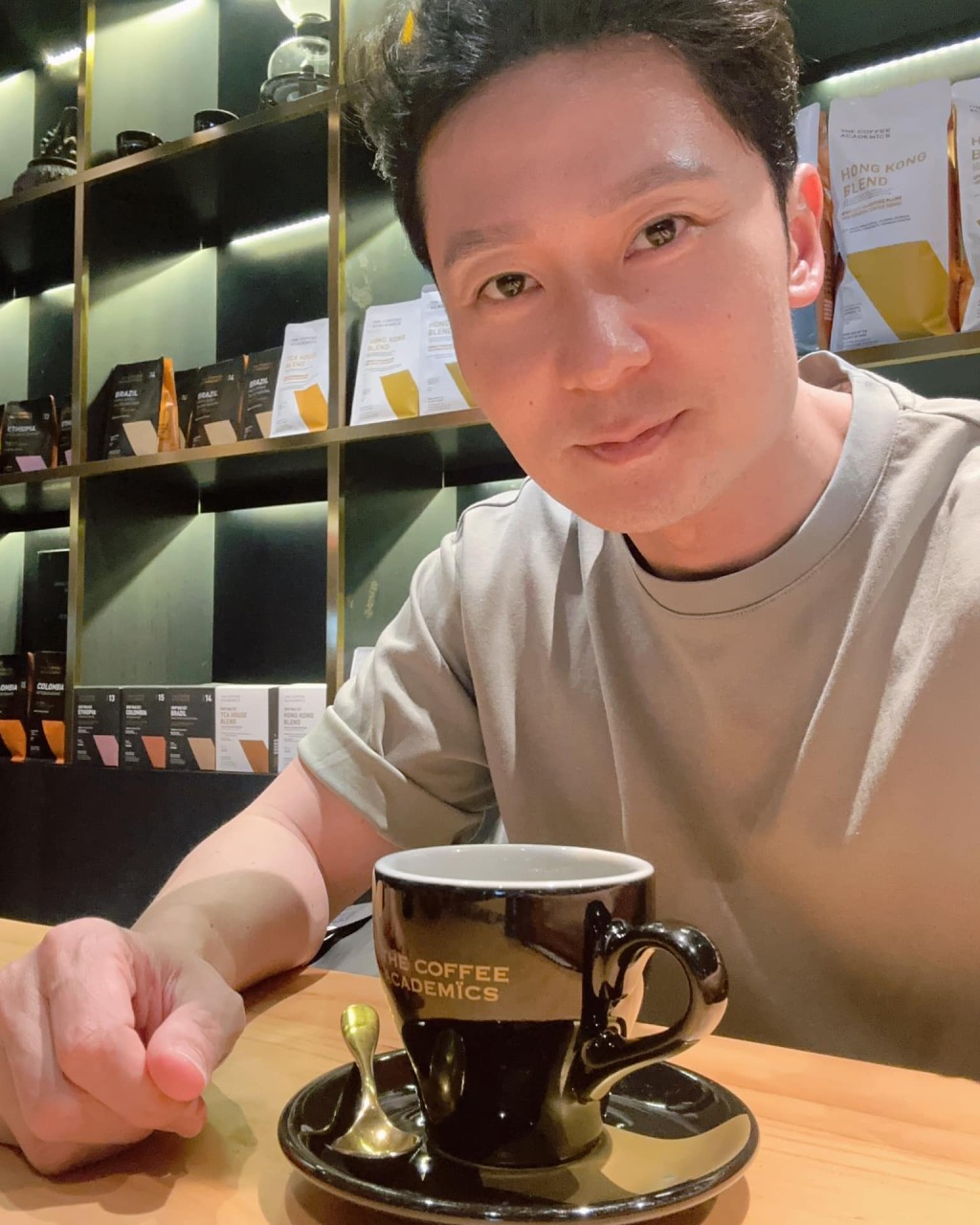 姚亦澧一直喜歡咖啡。 姚亦澧一直喜歡咖啡。