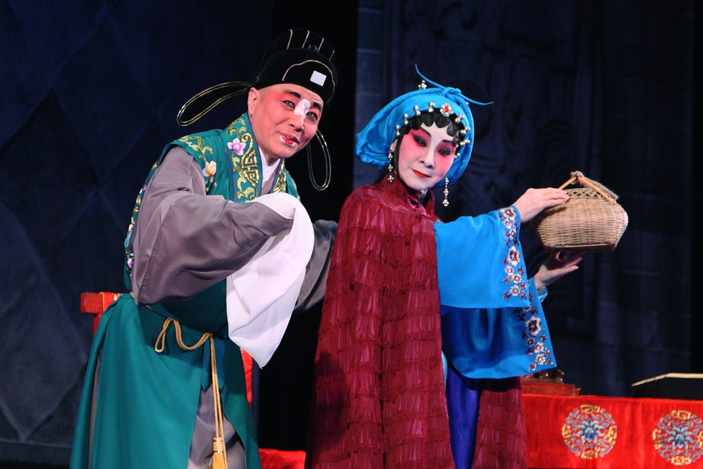 逑姐曾與阮兆輝合演粵劇《望江亭中秋切鱠旦》。