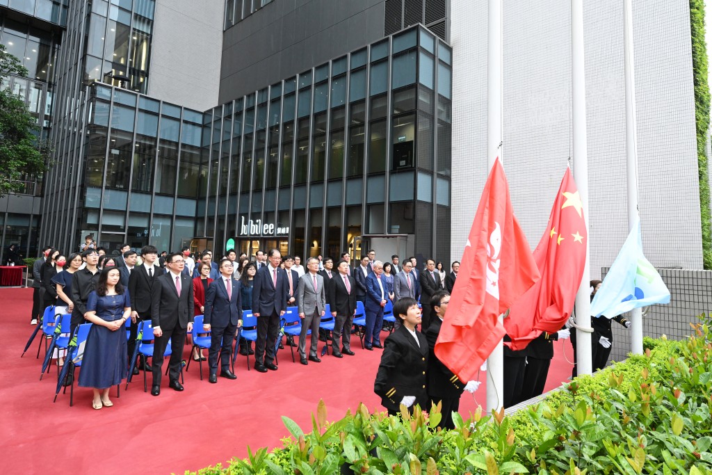 都大在赛马会校园举行升旗仪式。都大图片