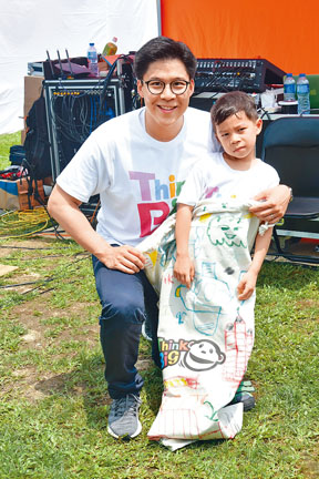 霍启刚经常抽时间教育子女。