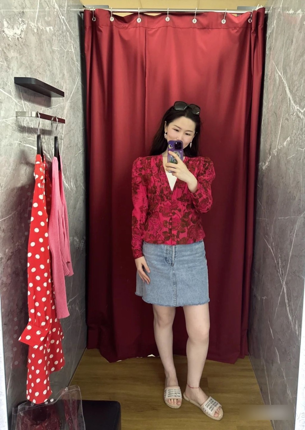 身上的H&M紅色印花真絲衫只售90元，抵到爛！