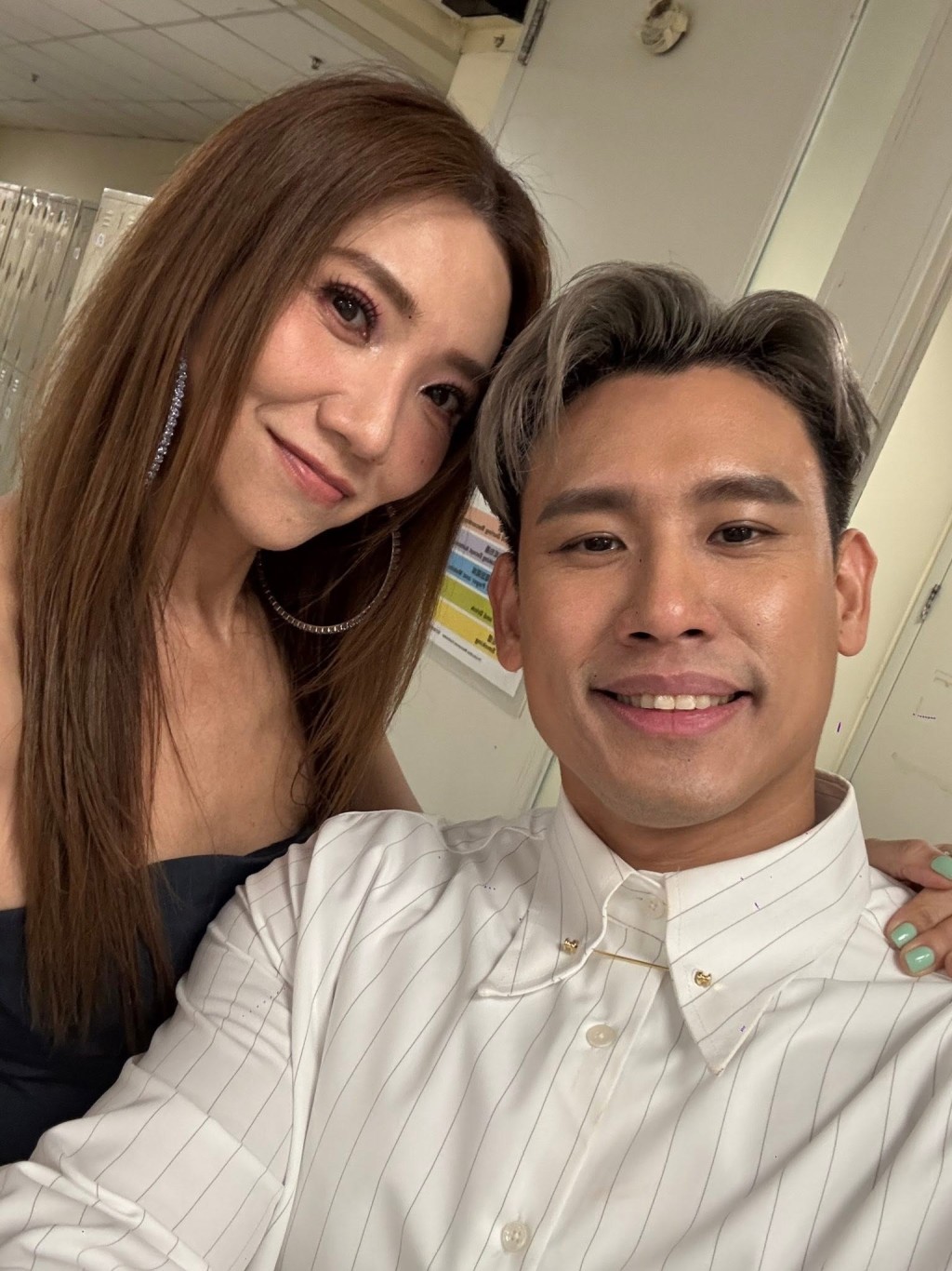 尹景順和主持車婉婉合照。