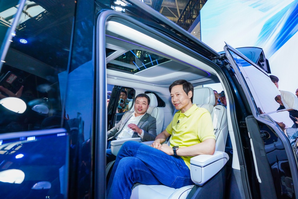 小米創辦人兼董事長雷軍(右)也到小鵬汽車展台參觀X9。