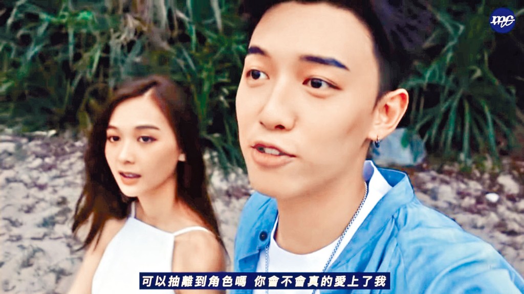 Santis曾出現在MC個人頻道的影片中。