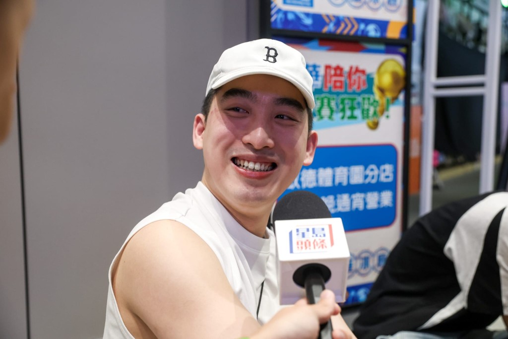 球迷黎先生到場觀賽。何家豪攝 球迷黎先生到場觀賽。何家豪攝