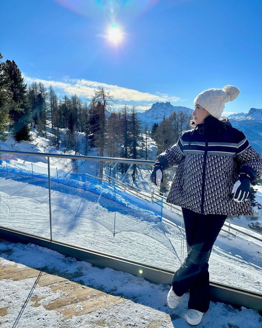 黎姿最近到意大利旅遊，滑雪兼睇雪景。