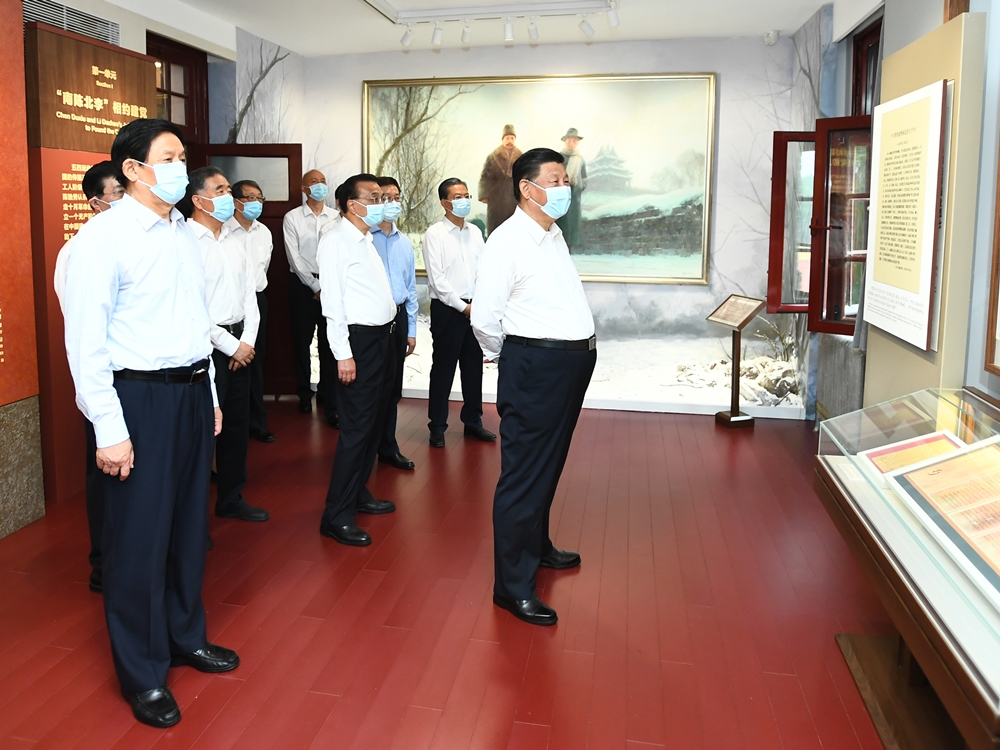 眾人北大紅樓參觀「光輝偉業　紅色序章——北大紅樓與中國共產黨早期北京革命活動主題展」。新華社相片