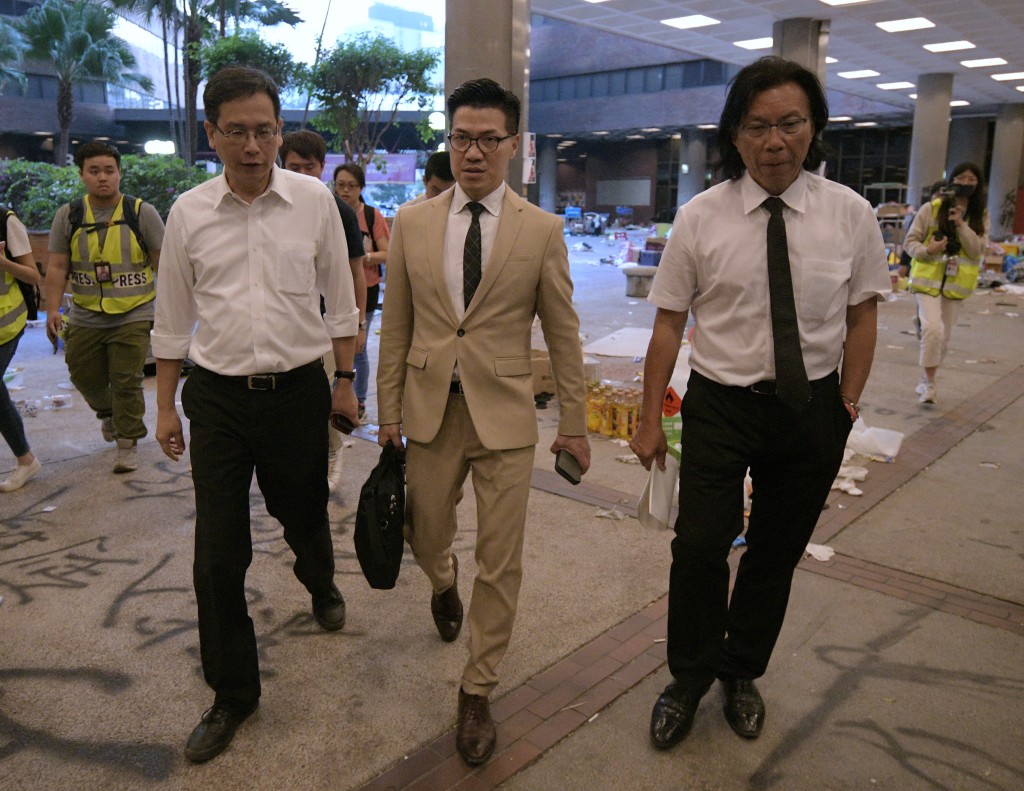 范國威(中)及其他民主派成員前往理大。資料圖片