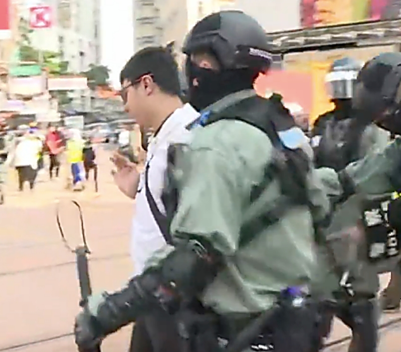 防暴警拘捕一名白衣男子。Now新聞截圖
