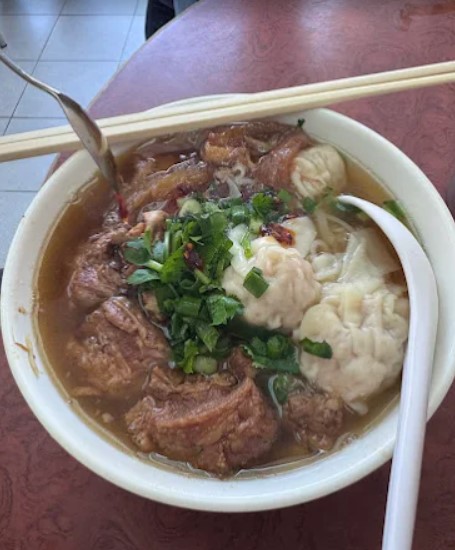该店主打云吞面、鱼蛋粉及姜葱捞面等传统广式面食。 该店主打云吞面、鱼蛋粉及姜葱捞面等传统广式面食。