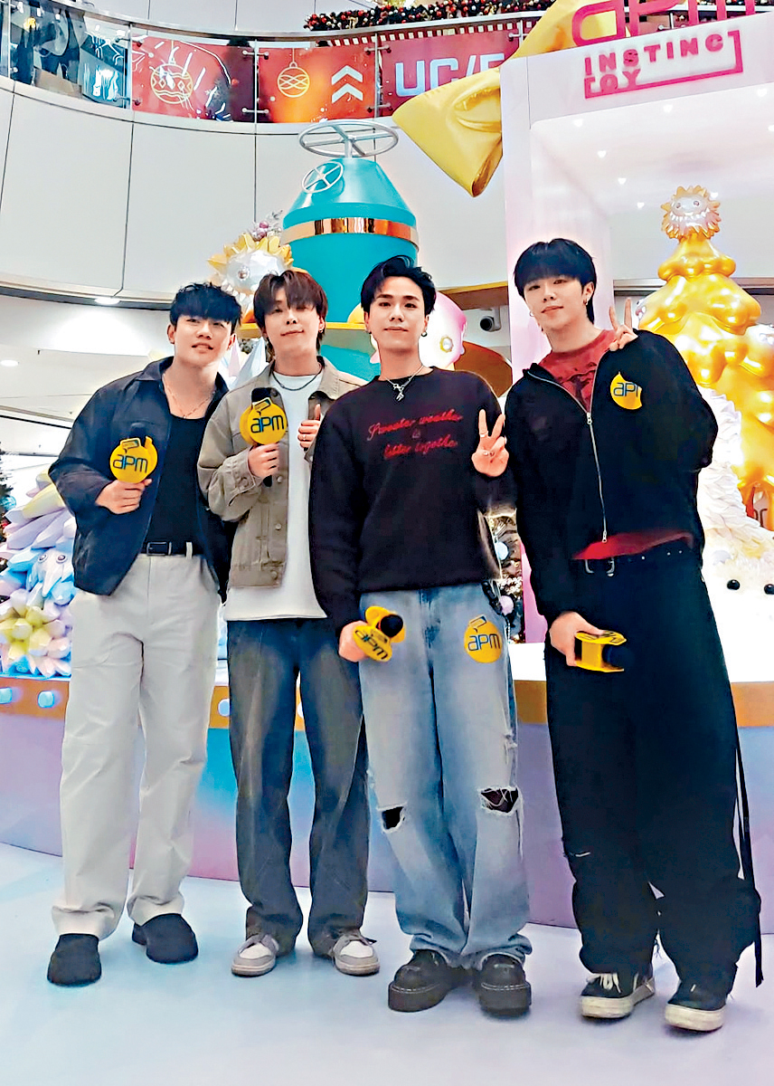 樂隊ROVER前晚平安夜去報佳音。