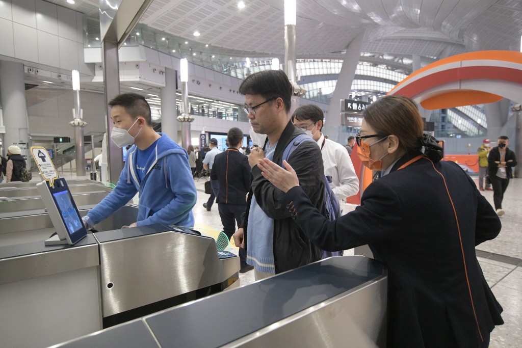高鐵復運，市民一大早趕到西九龍站乘車北上。（陳浩元攝）