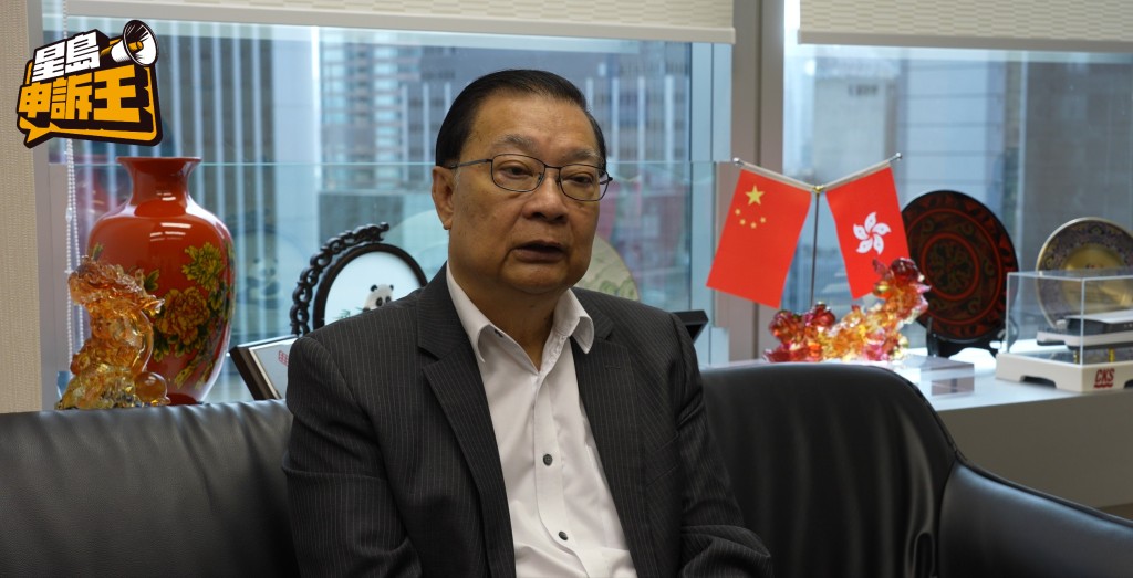 全国港澳研究会副会长谭耀宗忆起回归当晚，看到英国旗落下、五星红旗随之升起，仍然感受至深。（于寳椿摄）