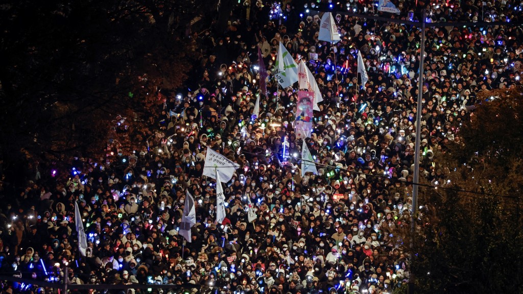 上周南韓民眾集會支持彈劾尹錫悅，迫爆國會外的大道。 路透社