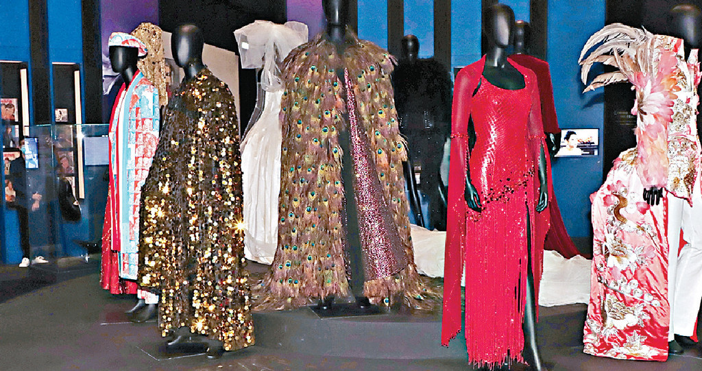 ■現場展出羅文的華麗舞台服飾。