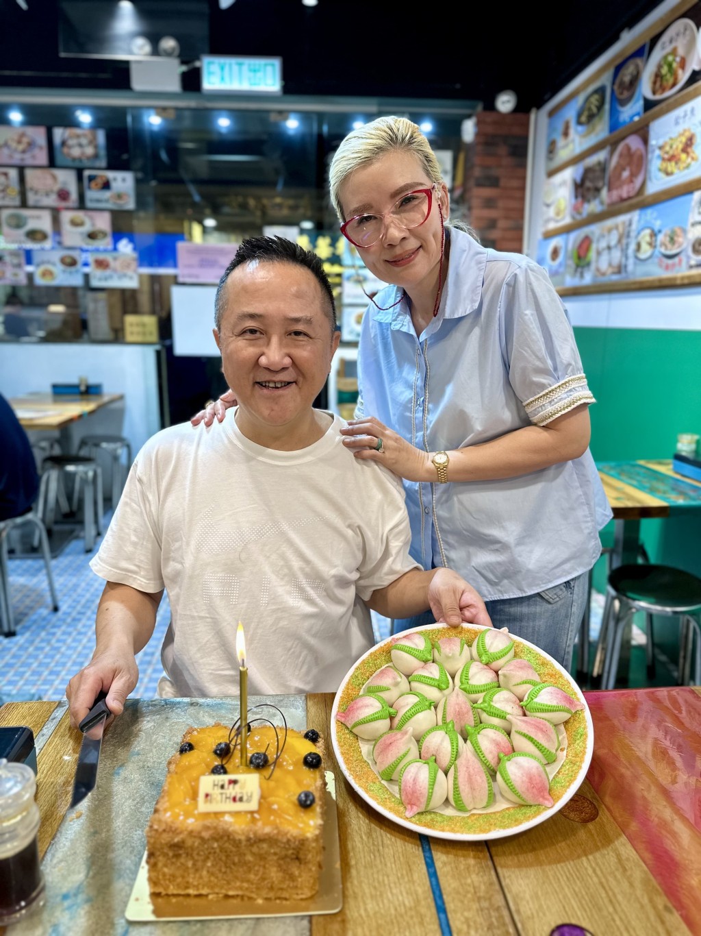 李易達的太太Rainbow於剛周二為丈夫提前慶祝生日，炮製驚喜，令達哥很開心和感動。